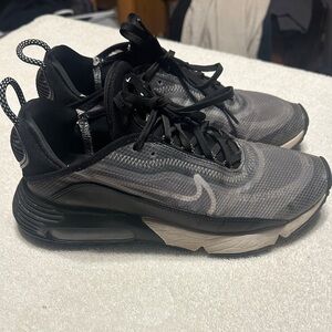 Nike Women's Black and Gray Sneakers